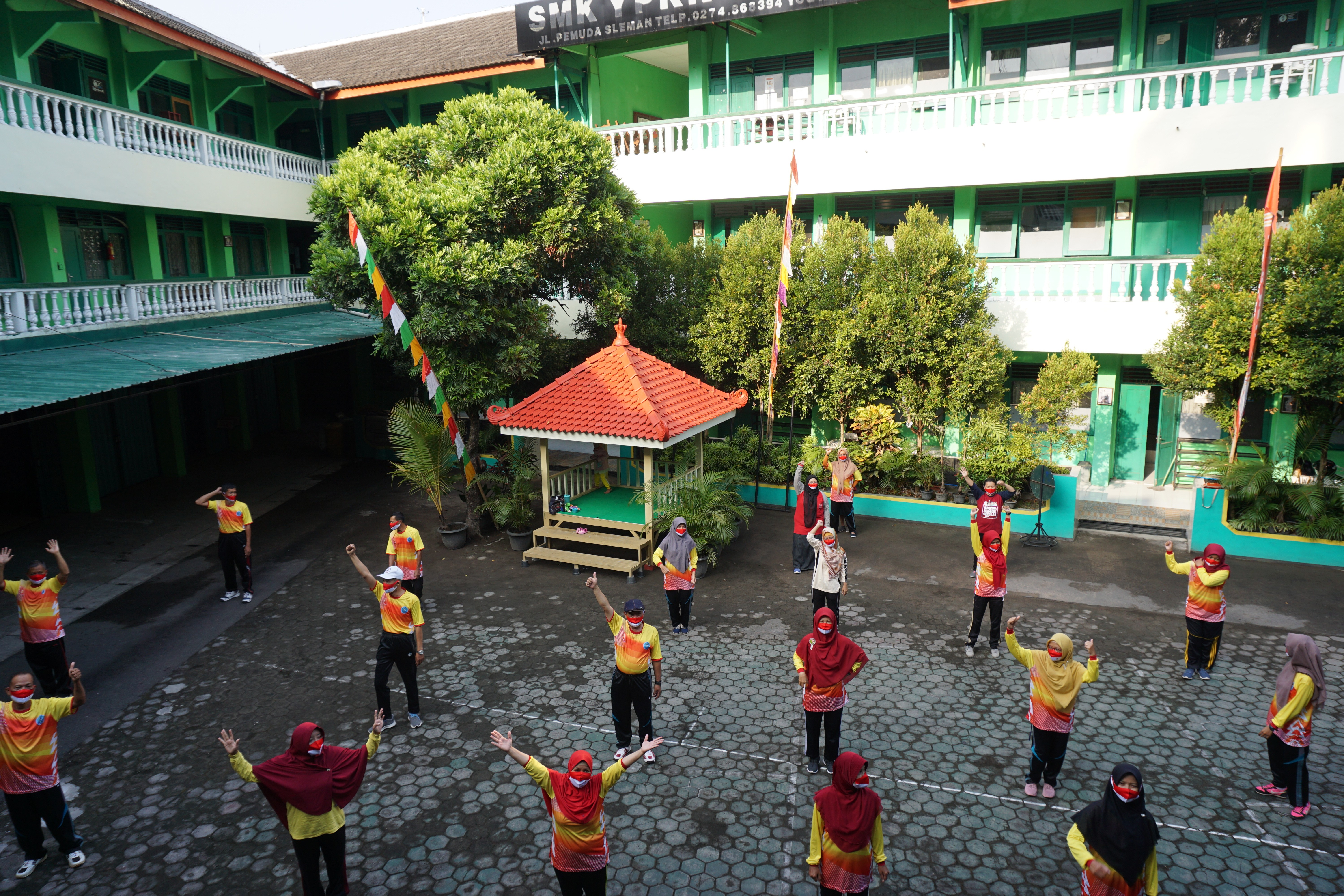 Jumat Sehat, SMK YPKK 2 SLEMAN Gelar Kegiatan Senam Bersama  Di Lapangan Sekolah